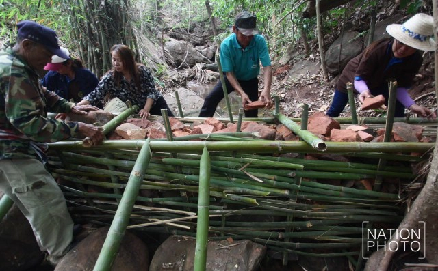 ชาวบ้านแก่งทุ่ง สร้างฝายชะลอน้ำ รับฝนแรก