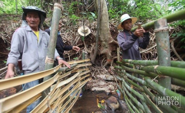 ชาวบ้านแก่งทุ่ง สร้างฝายชะลอน้ำ รับฝนแรก