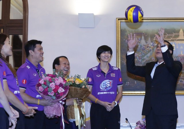 "บิ๊กตู่" เปิดทำเนียบต้อนรับลูกยางสาวไทย พร้อมโชว์ลีลาตบวอลเลย์บอล