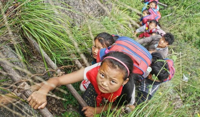 ระยะทางไม่ใช่อุปสรรค!
เด็กจีนปีนผาสูงชันไปโรงเรียน