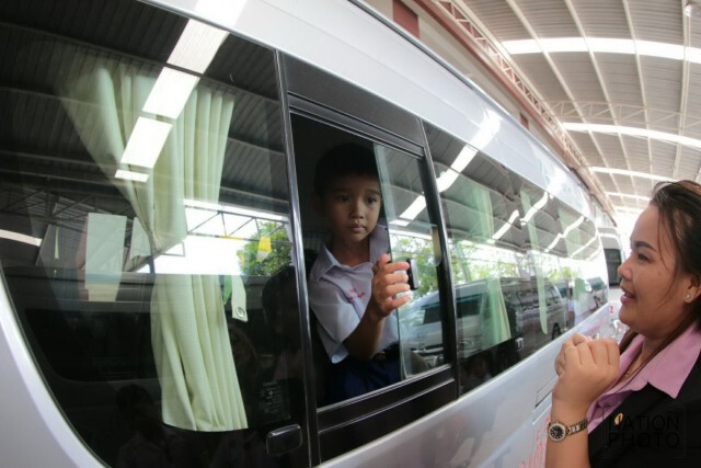 ฝึกซ้อมนักเรียน ขอความช่วยเหลือ กรณีถูกลืมไว้ในรถตู้