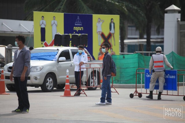 วัดธรรมกายนำรถแบคโฮ พ้นประตูห้าแล้ว
แต่ยังจอดปิดทางเข้าถนนเลียบคลองสาม