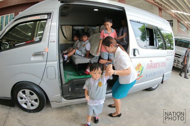 ฝึกซ้อมนักเรียน ขอความช่วยเหลือ กรณีถูกลืมไว้ในรถตู้