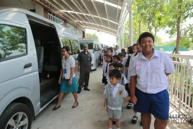 ฝึกซ้อมนักเรียน ขอความช่วยเหลือ กรณีถูกลืมไว้ในรถตู้