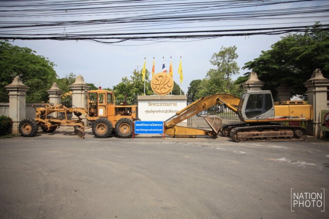 วัดธรรมกายนำรถแบคโฮ พ้นประตูห้าแล้ว
แต่ยังจอดปิดทางเข้าถนนเลียบคลองสาม