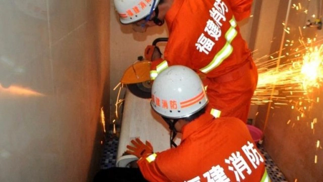 หวิดดับ! หนุ่มจีนหัวติดเครื่องซักผ้า