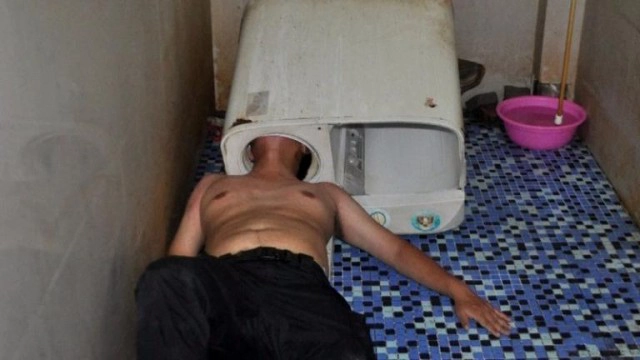 หวิดดับ! หนุ่มจีนหัวติดเครื่องซักผ้า