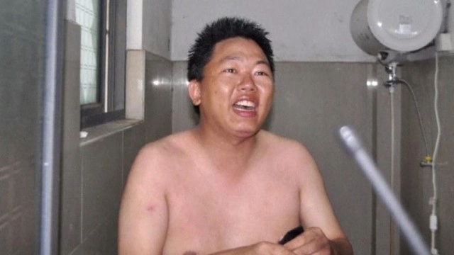 หวิดดับ! หนุ่มจีนหัวติดเครื่องซักผ้า