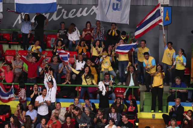 กองเชียร์ไทยในสวิส เชียร์ตบสาวไทยสนั่นฮอลล์