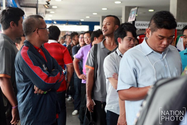 เกลี้ยงแผง! แฟน"ช้างศึก" คึกคักแห่ซื้อเสื้อ 100 ปีทีมชาติไทย