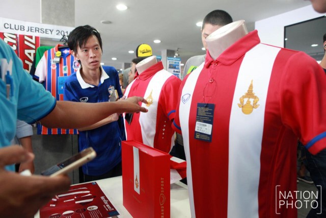 เกลี้ยงแผง! แฟน"ช้างศึก" คึกคักแห่ซื้อเสื้อ 100 ปีทีมชาติไทย