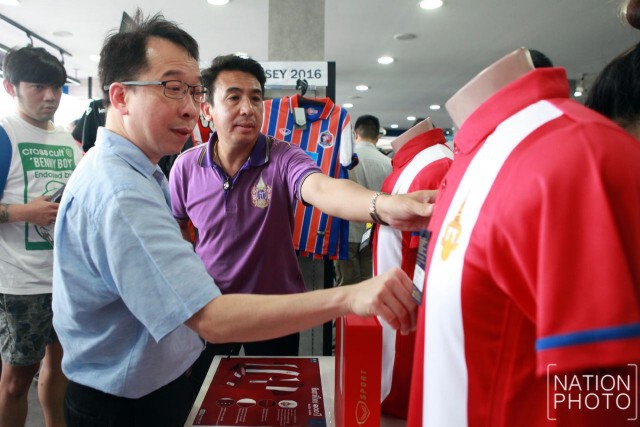 เกลี้ยงแผง! แฟน"ช้างศึก" คึกคักแห่ซื้อเสื้อ 100 ปีทีมชาติไทย