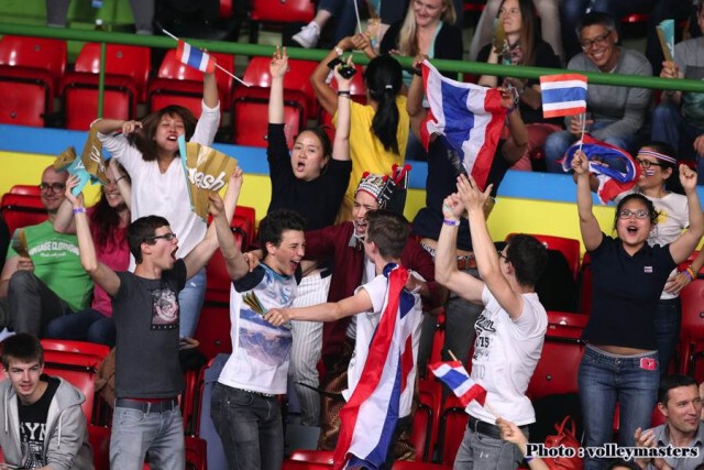 กองเชียร์ไทยในสวิส เชียร์ตบสาวไทยสนั่นฮอลล์