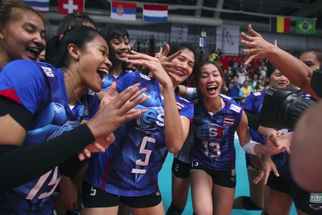 กองเชียร์ไทยในสวิส เชียร์ตบสาวไทยสนั่นฮอลล์