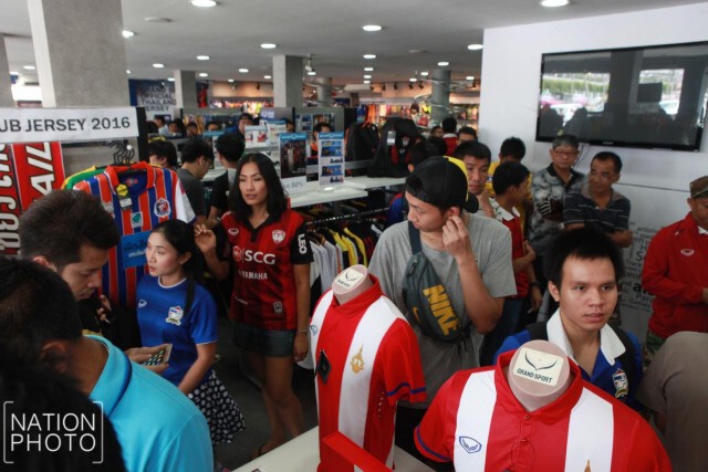 เกลี้ยงแผง! แฟน"ช้างศึก" คึกคักแห่ซื้อเสื้อ 100 ปีทีมชาติไทย