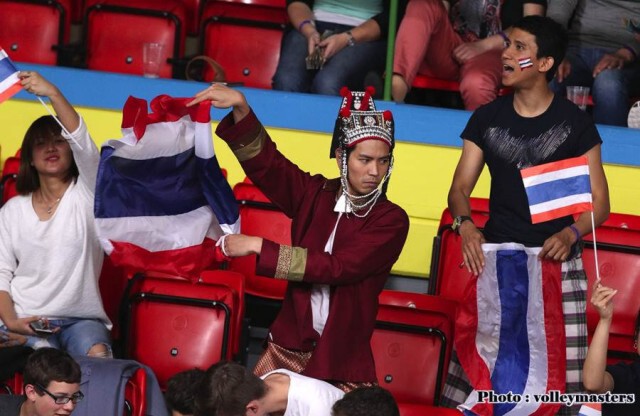 กองเชียร์ไทยในสวิส เชียร์ตบสาวไทยสนั่นฮอลล์