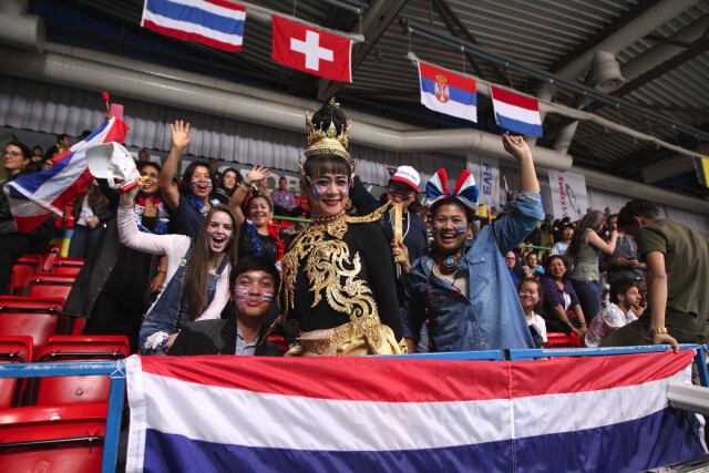 กองเชียร์ไทยในสวิส เชียร์ตบสาวไทยสนั่นฮอลล์