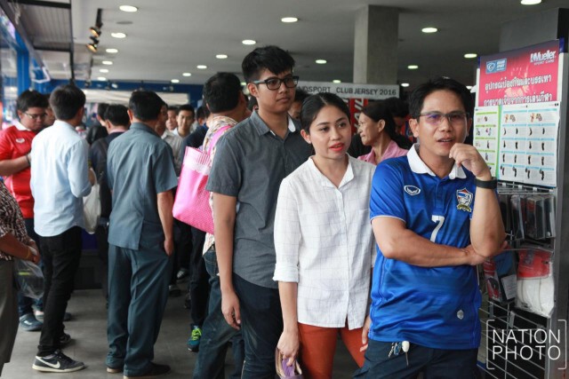 เกลี้ยงแผง! แฟน"ช้างศึก" คึกคักแห่ซื้อเสื้อ 100 ปีทีมชาติไทย