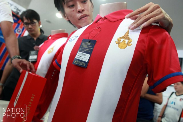 เกลี้ยงแผง! แฟน"ช้างศึก" คึกคักแห่ซื้อเสื้อ 100 ปีทีมชาติไทย