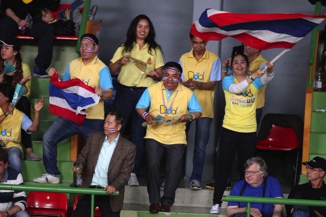 กองเชียร์ไทยในสวิส เชียร์ตบสาวไทยสนั่นฮอลล์