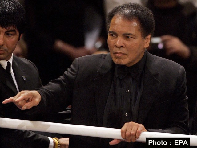 "มูฮัมหมัด อาลี" ตำนานนักมวยเฮฟวี่เวท เสียชีวิตแล้ว ด้วยวัย 74 ปี