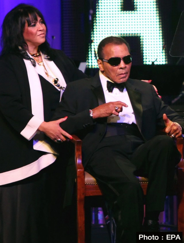 "มูฮัมหมัด อาลี" ตำนานนักมวยเฮฟวี่เวท เสียชีวิตแล้ว ด้วยวัย 74 ปี