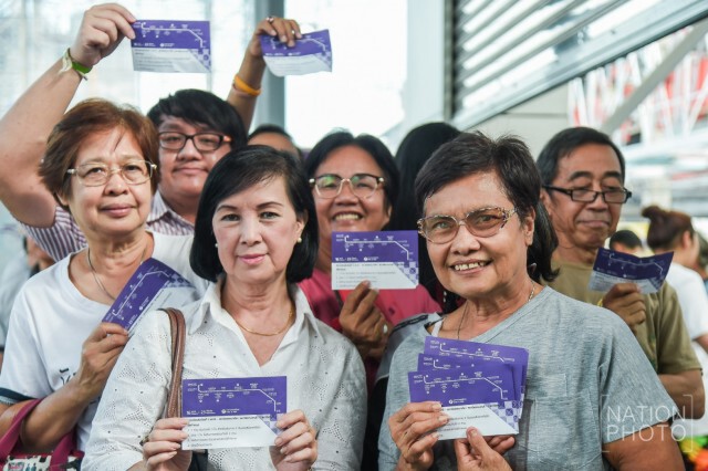 ทะลัก! แห่เข้าคิวรับบัตรโดยสาร
ทดลองใช้บริการ "รถไฟฟ้าสายสีม่วง"