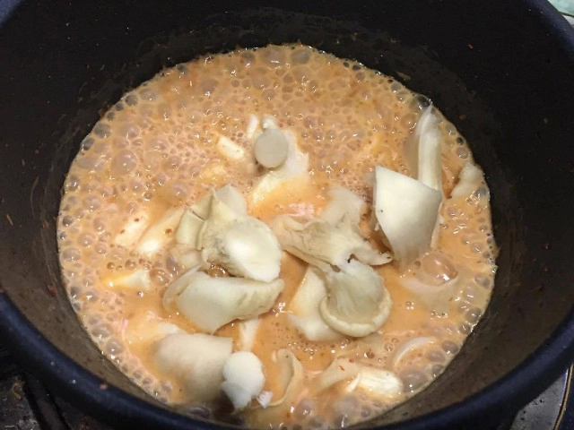 Cooking is Fun : แกงคั่วเห็ดนางฟ้ากับชะอม