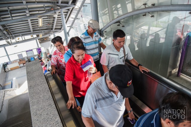 ทะลัก! แห่เข้าคิวรับบัตรโดยสาร
ทดลองใช้บริการ "รถไฟฟ้าสายสีม่วง"