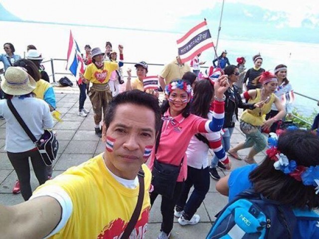 แฟนลูกยางไทยในสวิสคึกคัก! แห่เชียร์ตบสาวไทย สู้ศึกมังกรจีน
