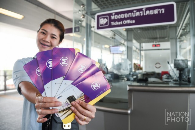 ทะลัก! แห่เข้าคิวรับบัตรโดยสาร
ทดลองใช้บริการ "รถไฟฟ้าสายสีม่วง"