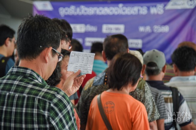 ทะลัก! แห่เข้าคิวรับบัตรโดยสาร
ทดลองใช้บริการ "รถไฟฟ้าสายสีม่วง"