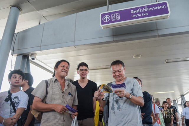 ทะลัก! แห่เข้าคิวรับบัตรโดยสาร
ทดลองใช้บริการ "รถไฟฟ้าสายสีม่วง"