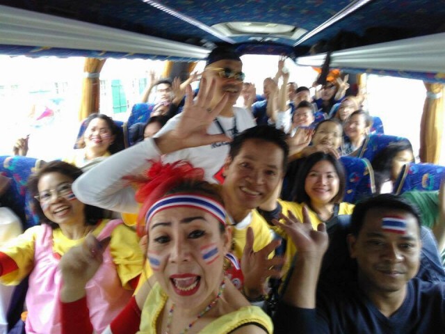 แฟนลูกยางไทยในสวิสคึกคัก! แห่เชียร์ตบสาวไทย สู้ศึกมังกรจีน