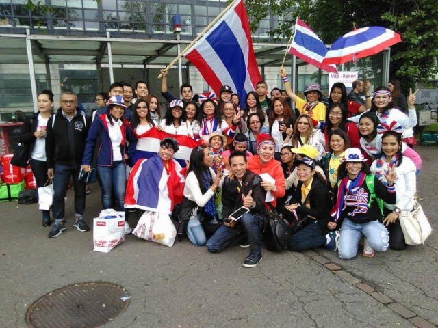 แฟนลูกยางไทยในสวิสคึกคัก! แห่เชียร์ตบสาวไทย สู้ศึกมังกรจีน