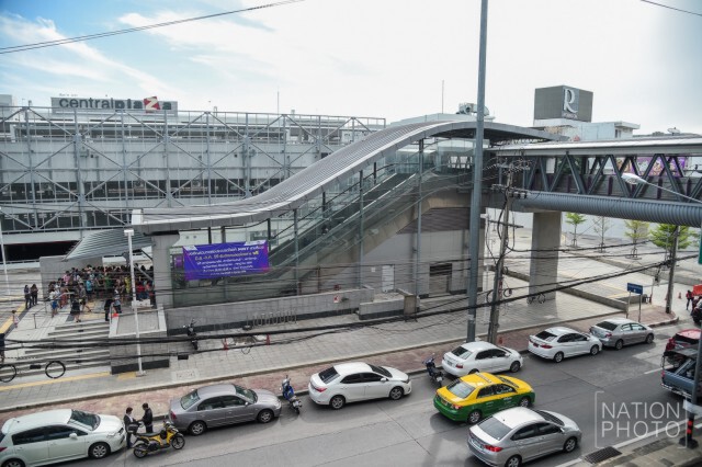 ทะลัก! แห่เข้าคิวรับบัตรโดยสาร
ทดลองใช้บริการ "รถไฟฟ้าสายสีม่วง"
