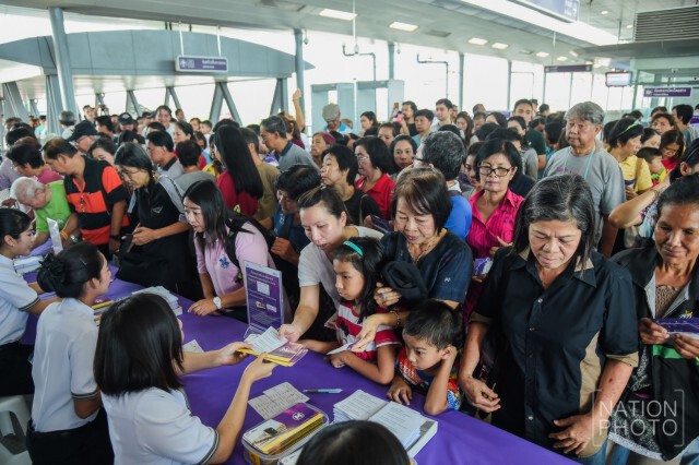 ทะลัก! แห่เข้าคิวรับบัตรโดยสาร
ทดลองใช้บริการ "รถไฟฟ้าสายสีม่วง"