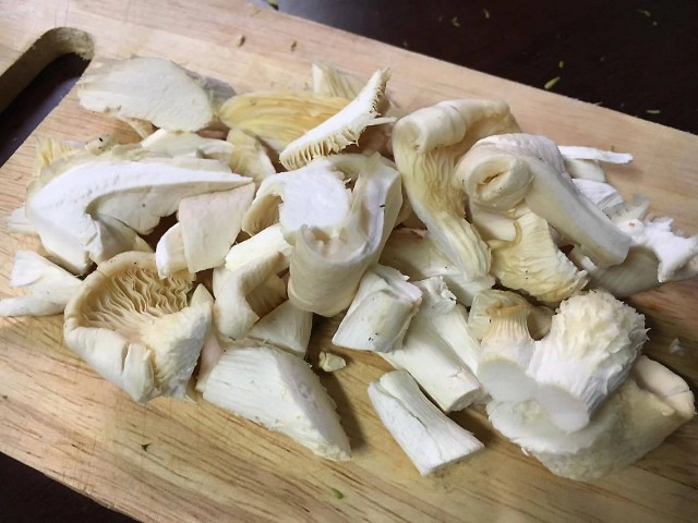 Cooking is Fun : แกงคั่วเห็ดนางฟ้ากับชะอม