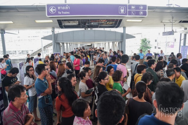 ทะลัก! แห่เข้าคิวรับบัตรโดยสาร
ทดลองใช้บริการ "รถไฟฟ้าสายสีม่วง"