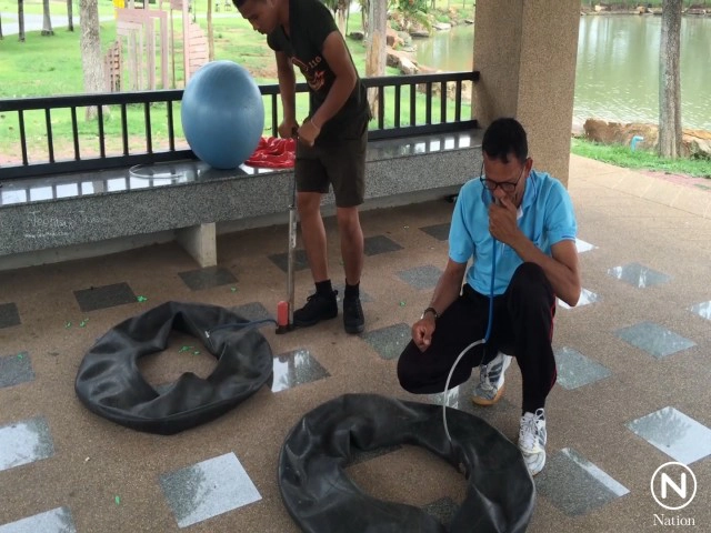 อึ้ง! จ่าทหารพลังช้าง ใช้ลมจมูกเติมลมยางรถสิบล้อ