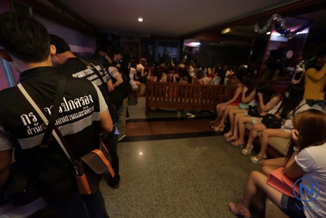 เบื้องหลัง "ส่วย อาบอบนวด"