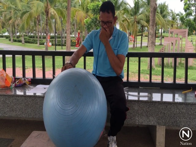 อึ้ง! จ่าทหารพลังช้าง ใช้ลมจมูกเติมลมยางรถสิบล้อ