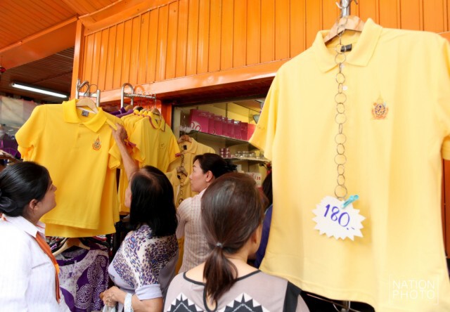 ประชาชนเลือกซื้อเสื้อเหลือง ร่วมเฉลิมพระเกียรติในหลวงครองราชย์ 70 ปี 9 มิ.ย. 59
