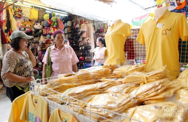 ประชาชนเลือกซื้อเสื้อเหลือง ร่วมเฉลิมพระเกียรติในหลวงครองราชย์ 70 ปี 9 มิ.ย. 59