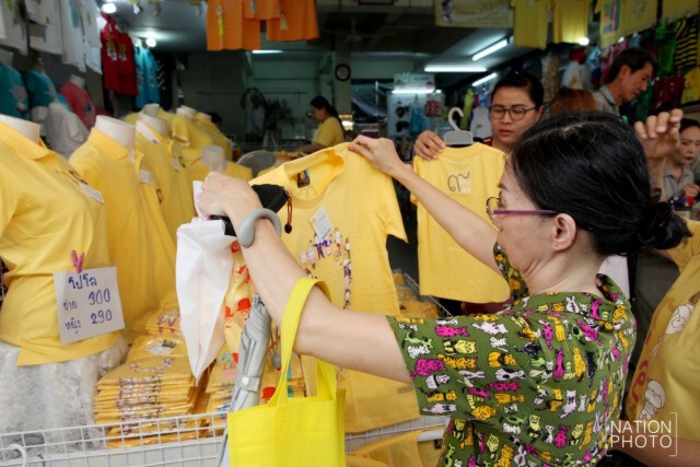 ประชาชนเลือกซื้อเสื้อเหลือง ร่วมเฉลิมพระเกียรติในหลวงครองราชย์ 70 ปี 9 มิ.ย. 59
