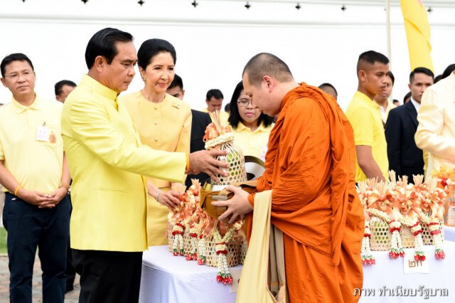 นายกฯ นำข้าราชการ-ประชาชนตักบาตร  เฉลิมพระเกียรติ ในหลวงครองราชย์ครบ 70 ปี