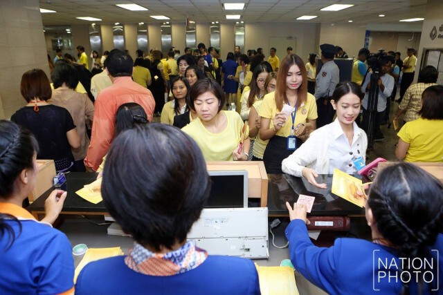 หลั่งไหลแลกธนบัตรที่ระลึก
เฉลิมพระเกียรติ ในหลวง
ครองราชย์ครบ 70 ปี