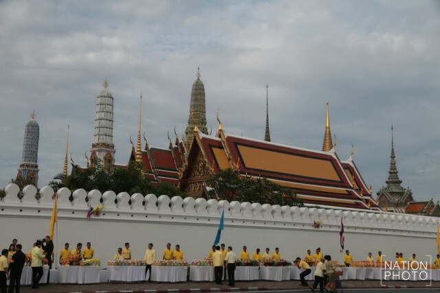 พสกนิกร พร้อมใจใส่เสื้อเหลือง ตักบาตรเฉลิมพระเกียรติ ในหลวง
ครองราชย์ครบ 70 ปี