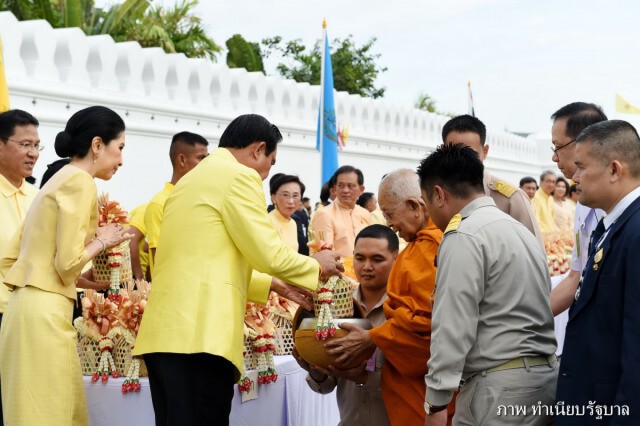 นายกฯ นำข้าราชการ-ประชาชนตักบาตร  เฉลิมพระเกียรติ ในหลวงครองราชย์ครบ 70 ปี