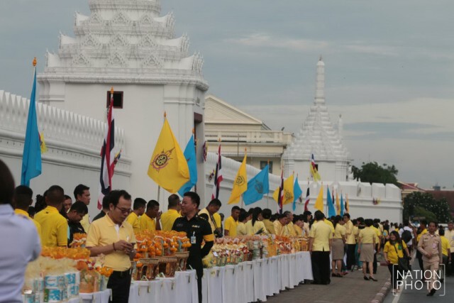 พสกนิกร พร้อมใจใส่เสื้อเหลือง ตักบาตรเฉลิมพระเกียรติ ในหลวง
ครองราชย์ครบ 70 ปี